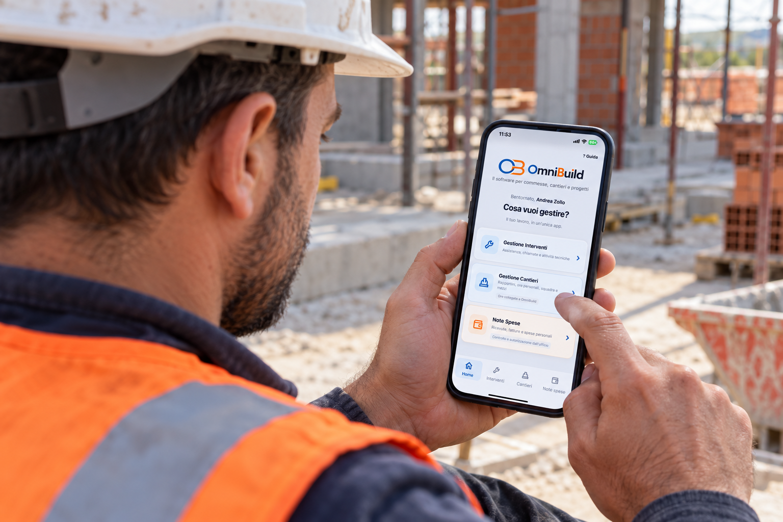 Operaio in cantiere consulta l’app OmniBuild sul cellulare