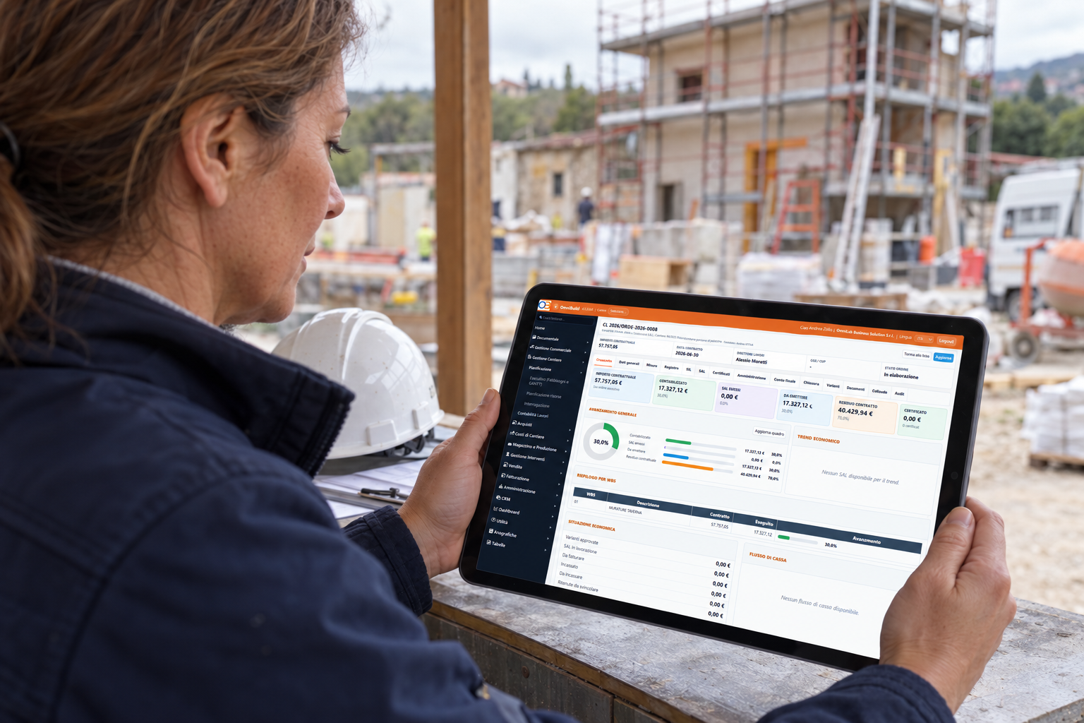 Responsabile consulta una commessa OmniBuild da tablet fuori sede